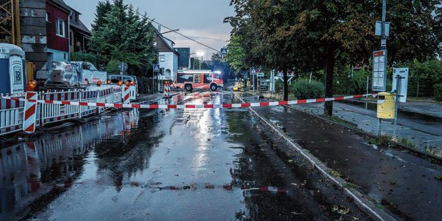 IIn Maichingen baumelt ein Stromkabel über der Talstraße. Vorne das Absperrband.